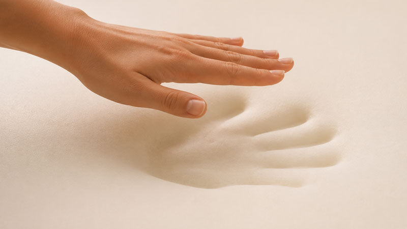 Materasso memory foam noto per adattarsi alla forma del corpo in base al calore e alla pressione