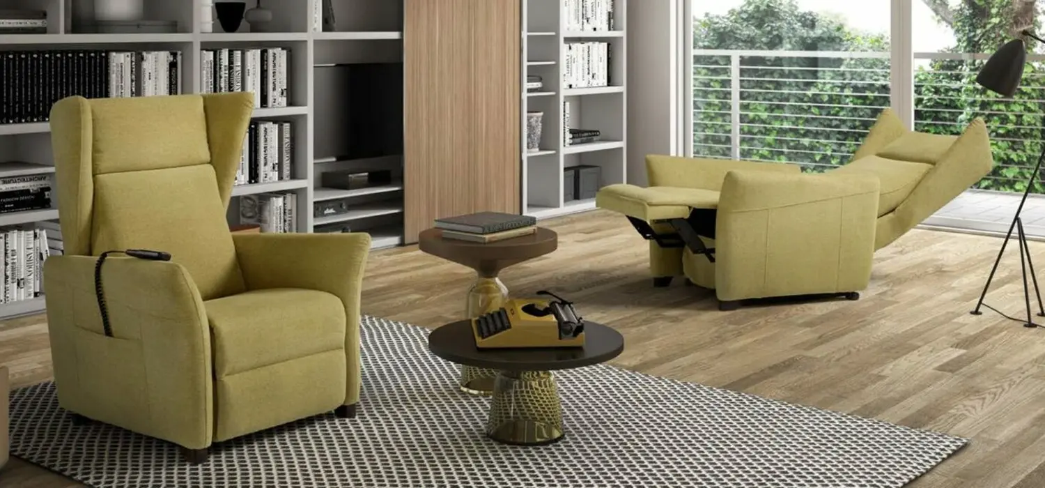 Poltrona relax in una tonalità senape e verde chiaro con meccanismo reclinabile e poggiatesta regolabile