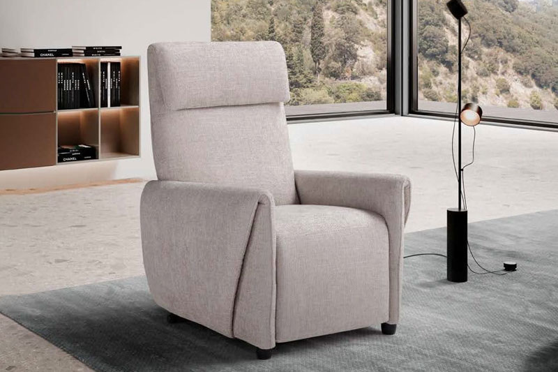 Poltrona lift-relax Grace della linea Egoista caratterizzata da un elegante design contemporaneo in tessuto beige chiaro con poggiatesta alto e integrato