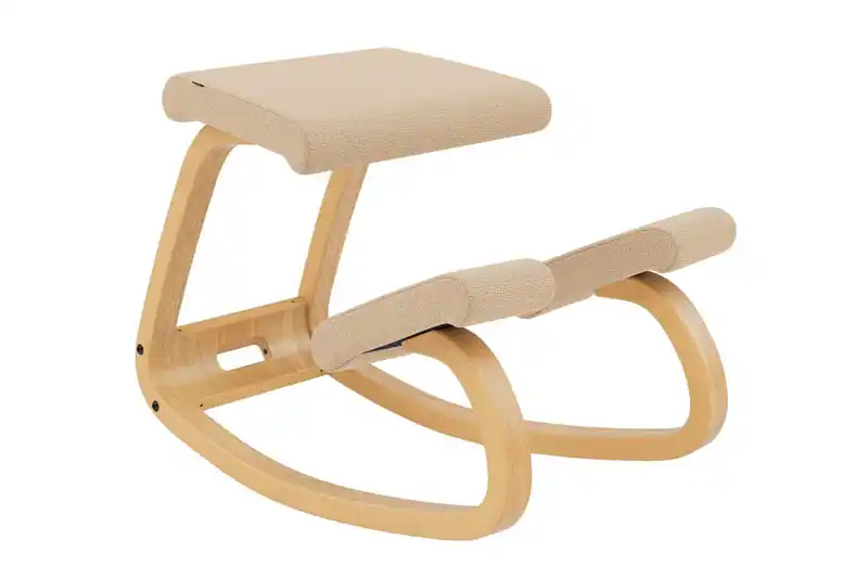 Seduta ergonomica posturale a dondolo, caratterizzato da una struttura in legno curvato chiaro e cuscini imbottiti color beige